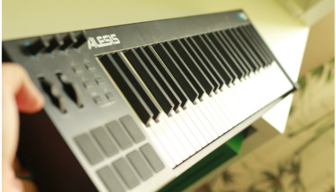 Моя MIDI-клавиатура Alesis V49